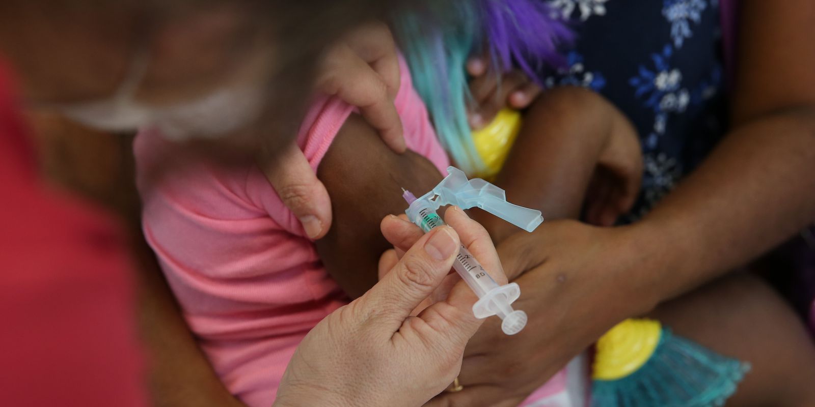 Covid-19 recua e aumentam infecções respiratórias entre crianças