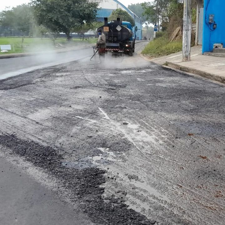 Prefeitura de Volta Redonda começa a asfaltar via do bairro Três Poços