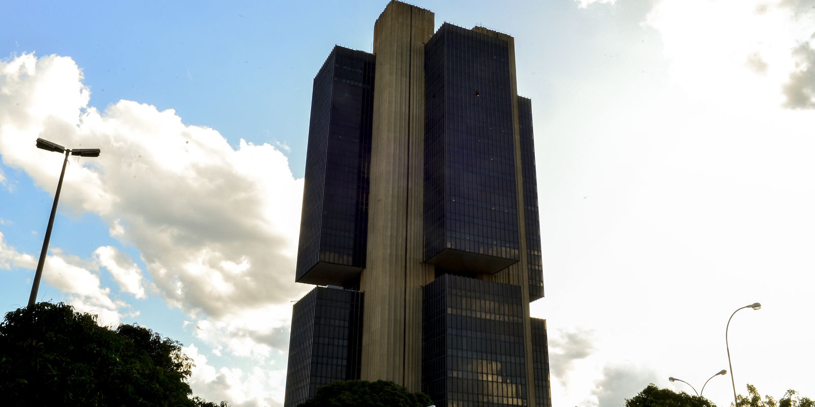 Contas externas devem ter déficit de US$ 2 bilhões
