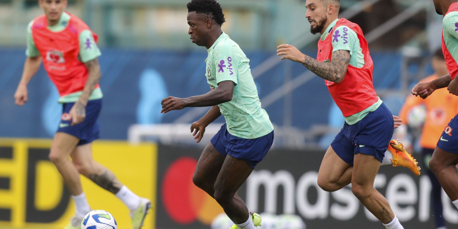 Seleção brasileira realiza 1º treino com grupo completo em Barcelona