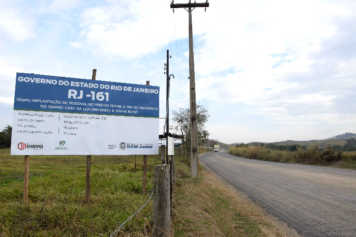 APÓS 50 ANOS DE ESPERA, PREFEITURA DE RESENDE INICIA PAVIMENTAÇÃO NA RJ-161