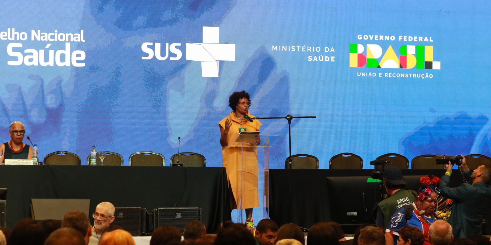 Ministra recebe manifestações de apoio ao abrir Conferência de Saúde