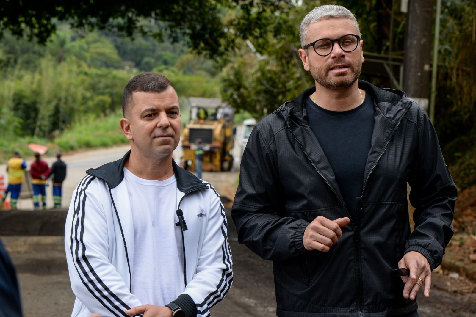 Drable e Furlani acompanham obras de asfaltamento no bairro Km4 – Barra Mansa