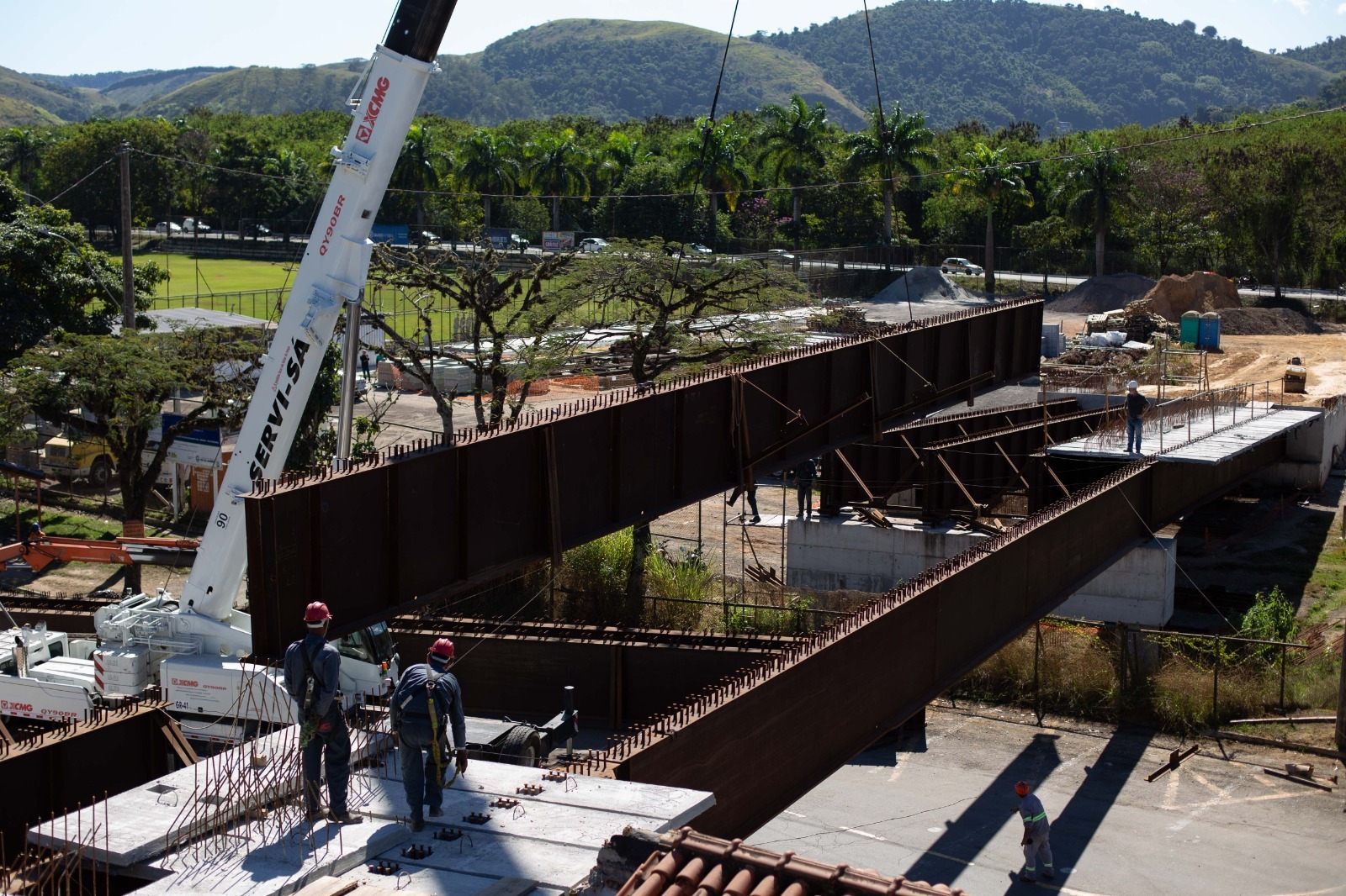 Obras da nova ponte de Volta Redonda avançam nas duas margens do Rio Paraíba do Sul