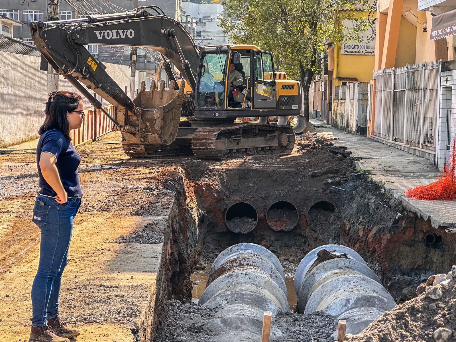 Prefeitura de Barra Mansa segue com intervenção na Rua da Imprensa – Barra Mansa