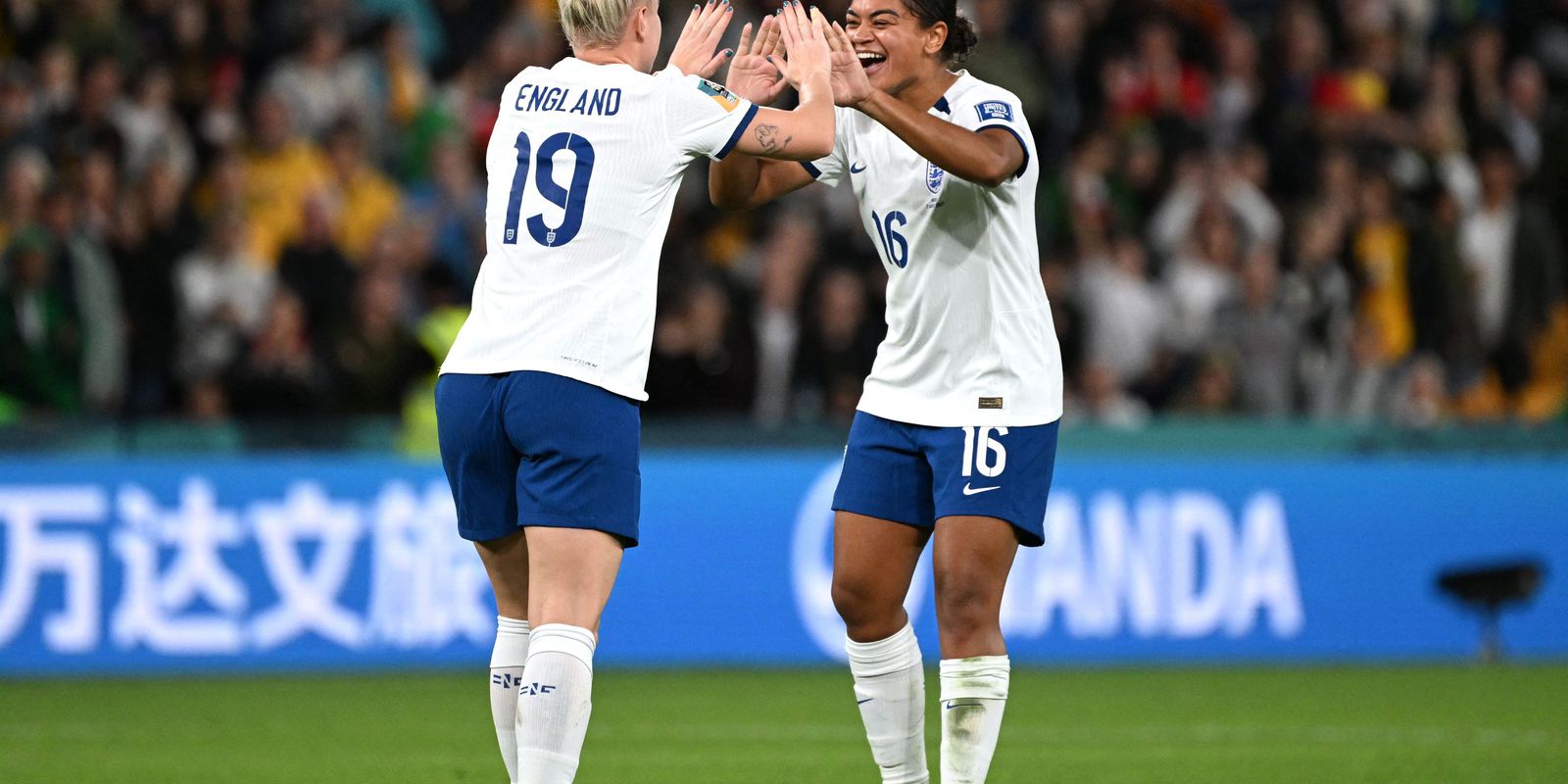 Inglaterra sofre, mas supera Nigéria nos pênaltis para seguir na Copa