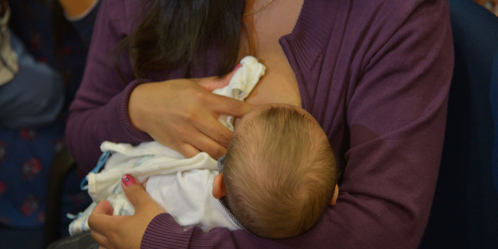 Amamentação induzida ajuda mães que não passaram pela gravidez