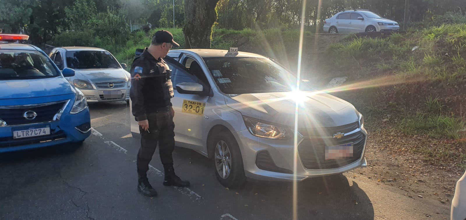 Câmeras da prefeitura auxiliam e táxi roubado é recuperado minutos após o crime em Volta Redonda