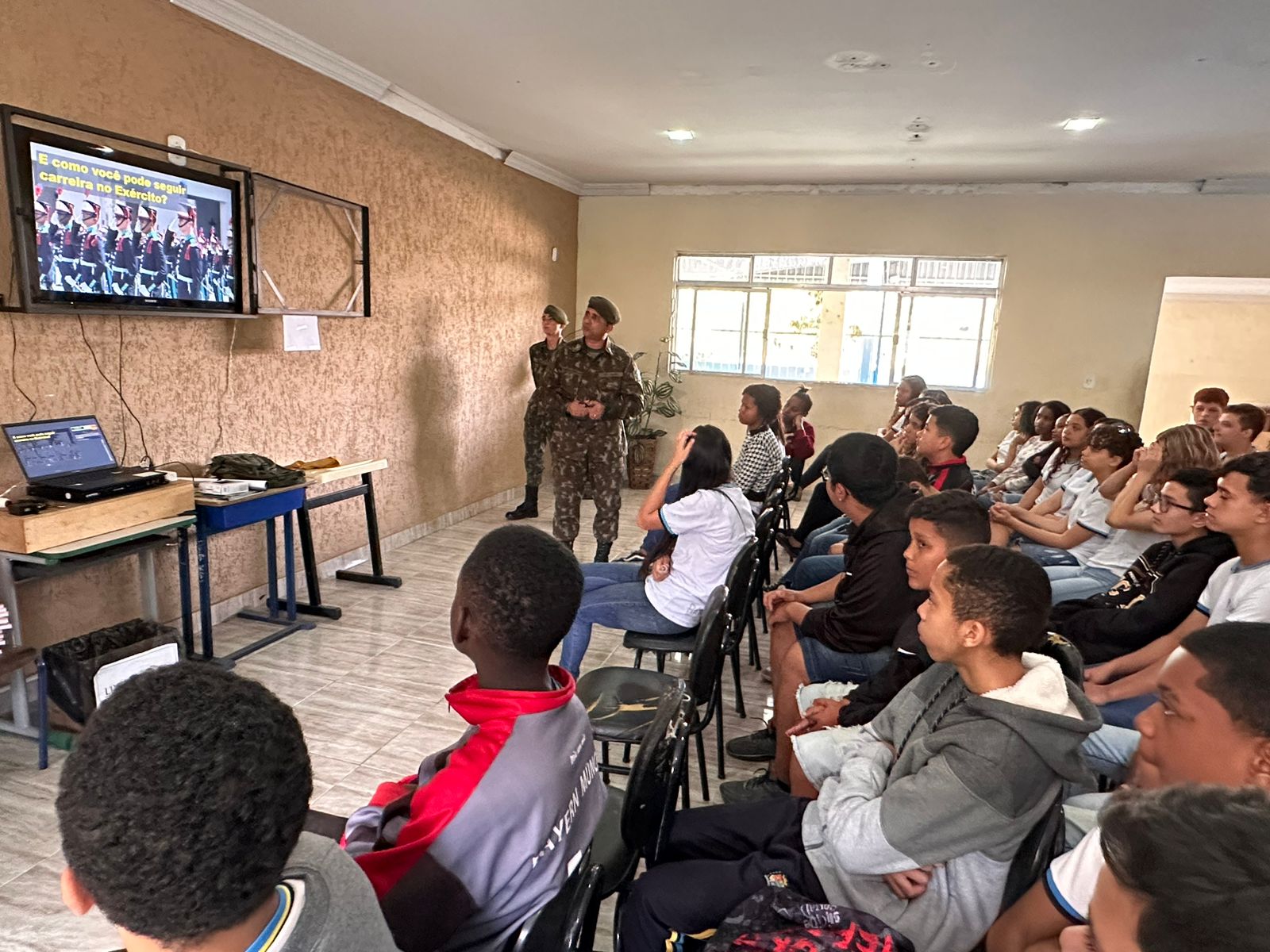 Colégio Municipal Paulo Basílio recebe palestra do Tiro de Guerra em alusão ao Dia do Soldado – Barra Mansa