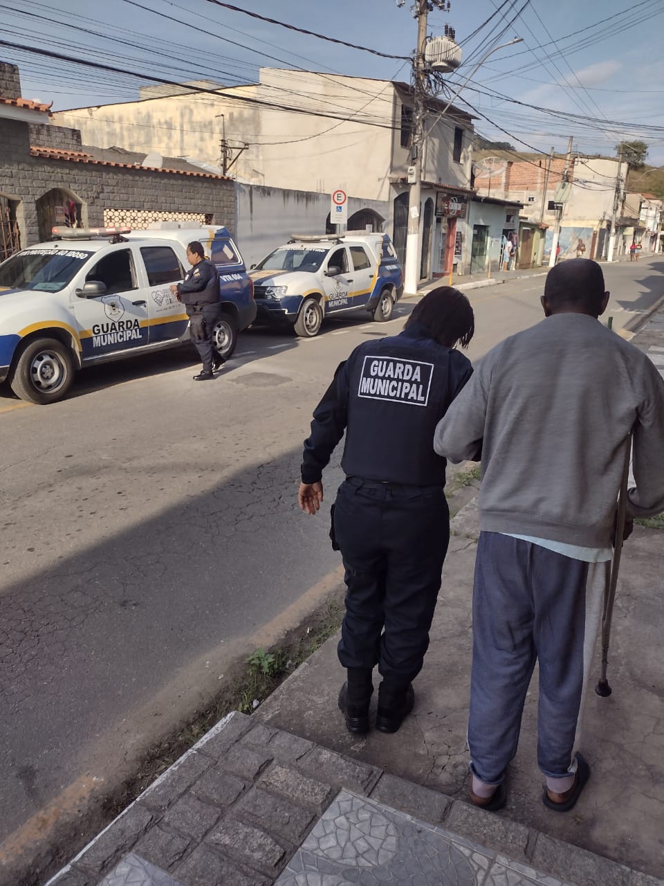 Guarda Municipal de Volta Redonda resgata idoso que teria sido trancado sozinho por dois dias em casa