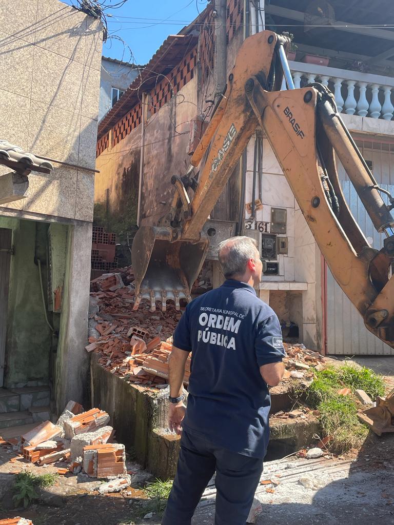 Ordem Pública-VR lidera ação para derrubar muro construído irregularmente em servidão
