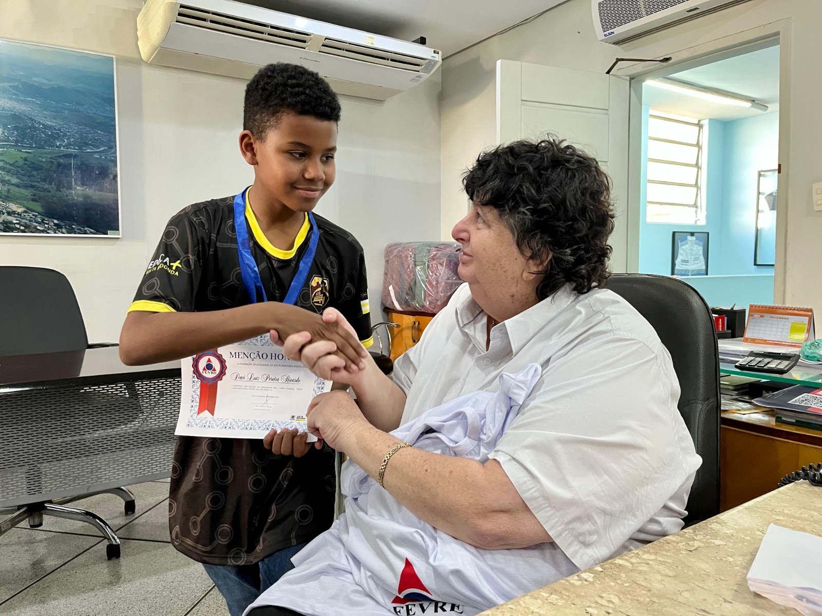 Prefeito Neto recebe alunos de Volta Redonda campeões em robótica