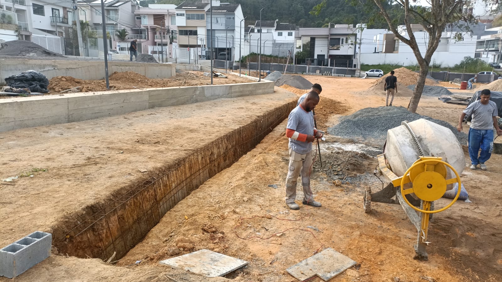 Prefeitura constrói praça no Jardim Belvedere, em Volta Redonda