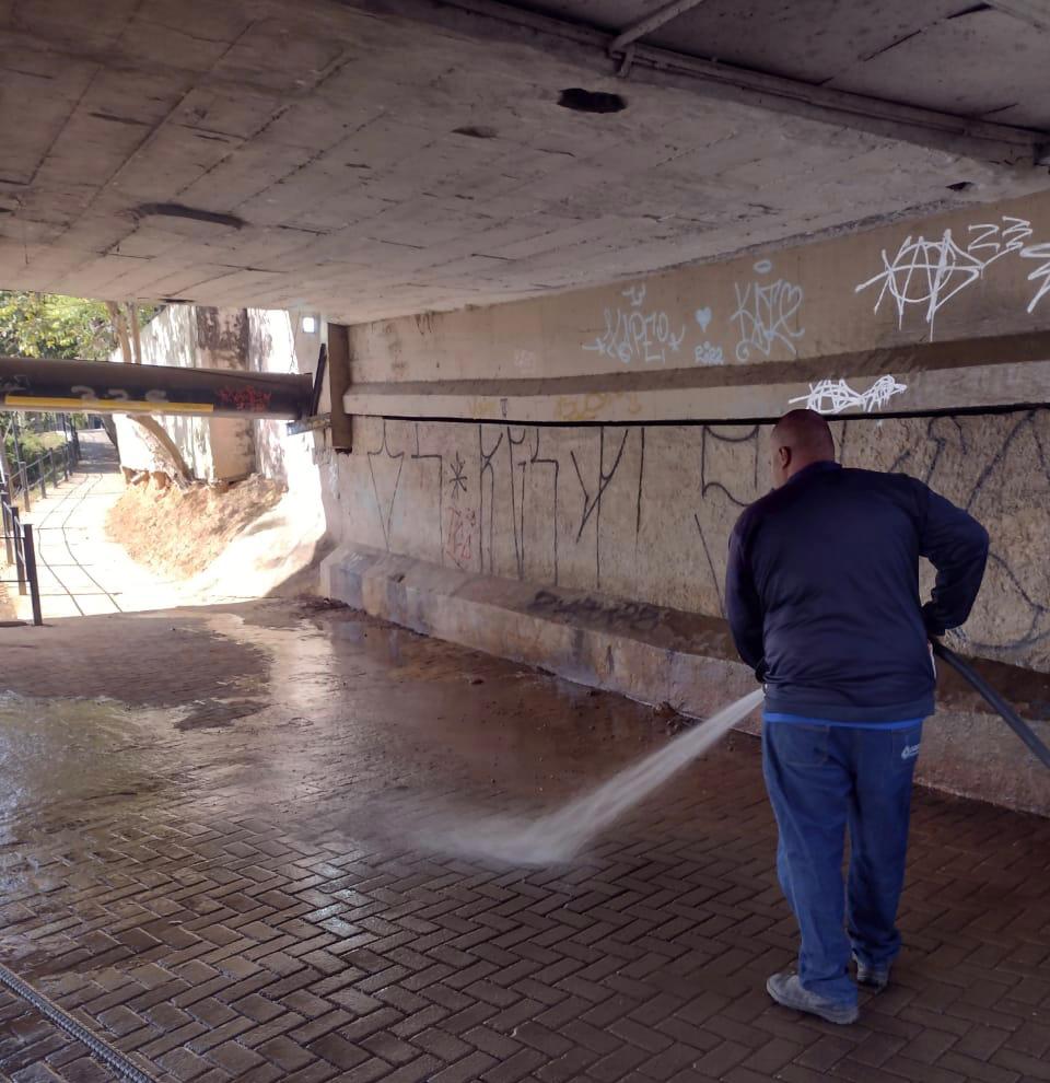 Serviços de limpeza são realizados na margem do Rio Paraíba do Sul – Barra Mansa