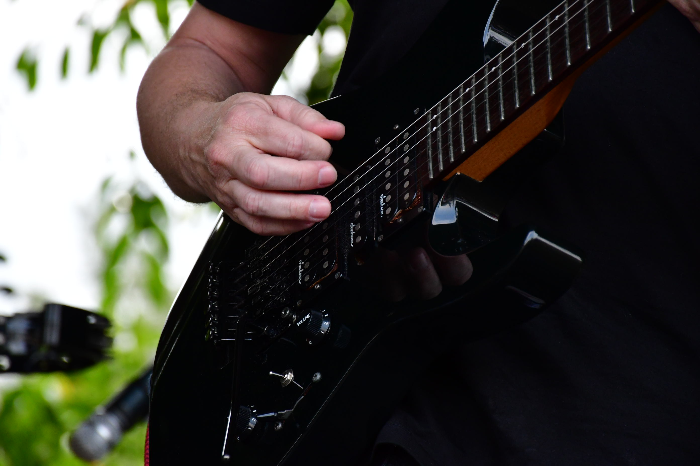 MÚSICA NA FEIRA DESTE DOMINGO, DIA 1°, ANIMA O PÚBLICO COM OS SUCESSOS DO ROCK