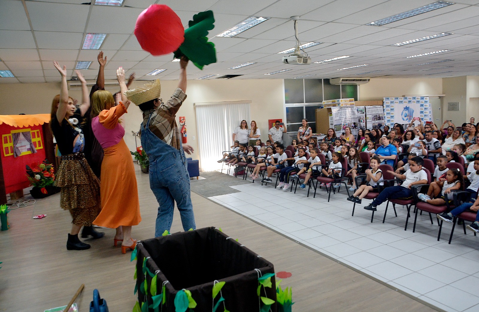 Educação de Volta Redonda lança projeto ‘Literatura Move o Mundo’