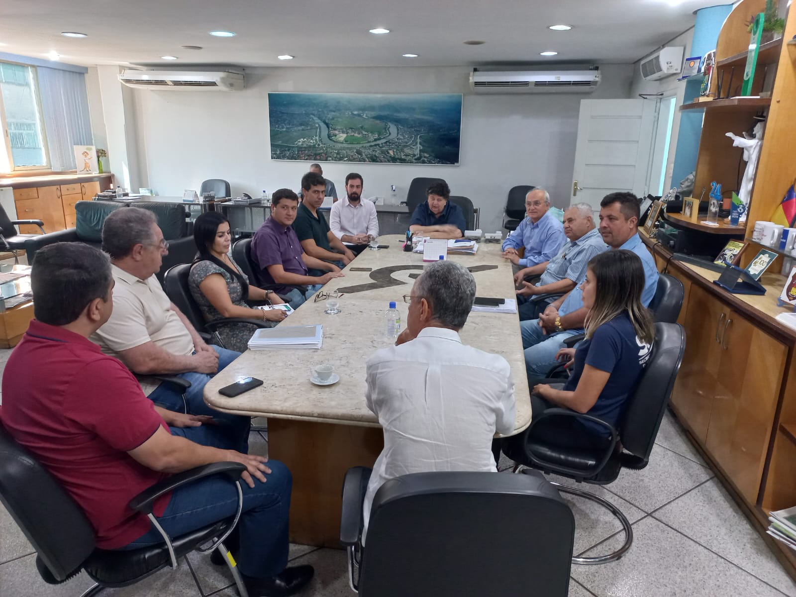 Neto discute rumos da obra da Rua 33 com dirigentes da CDL, Aciap e vereadores