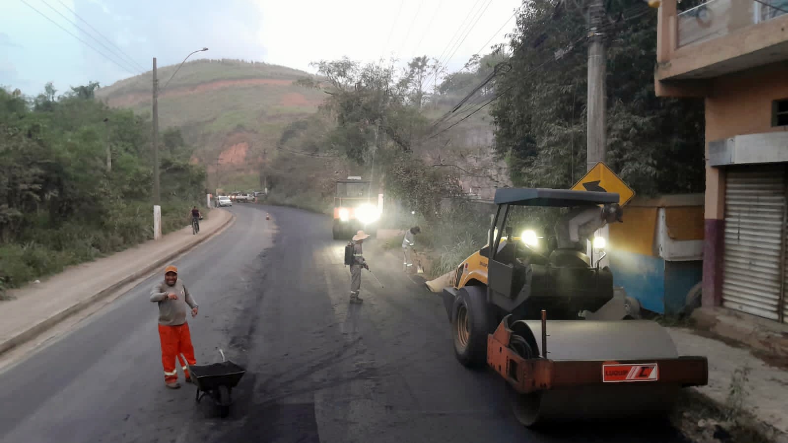 Em poucos dias, novo asfalto avança cerca de 400 metros na Avenida Nossa Senhora do Amparo, em Volta Redonda