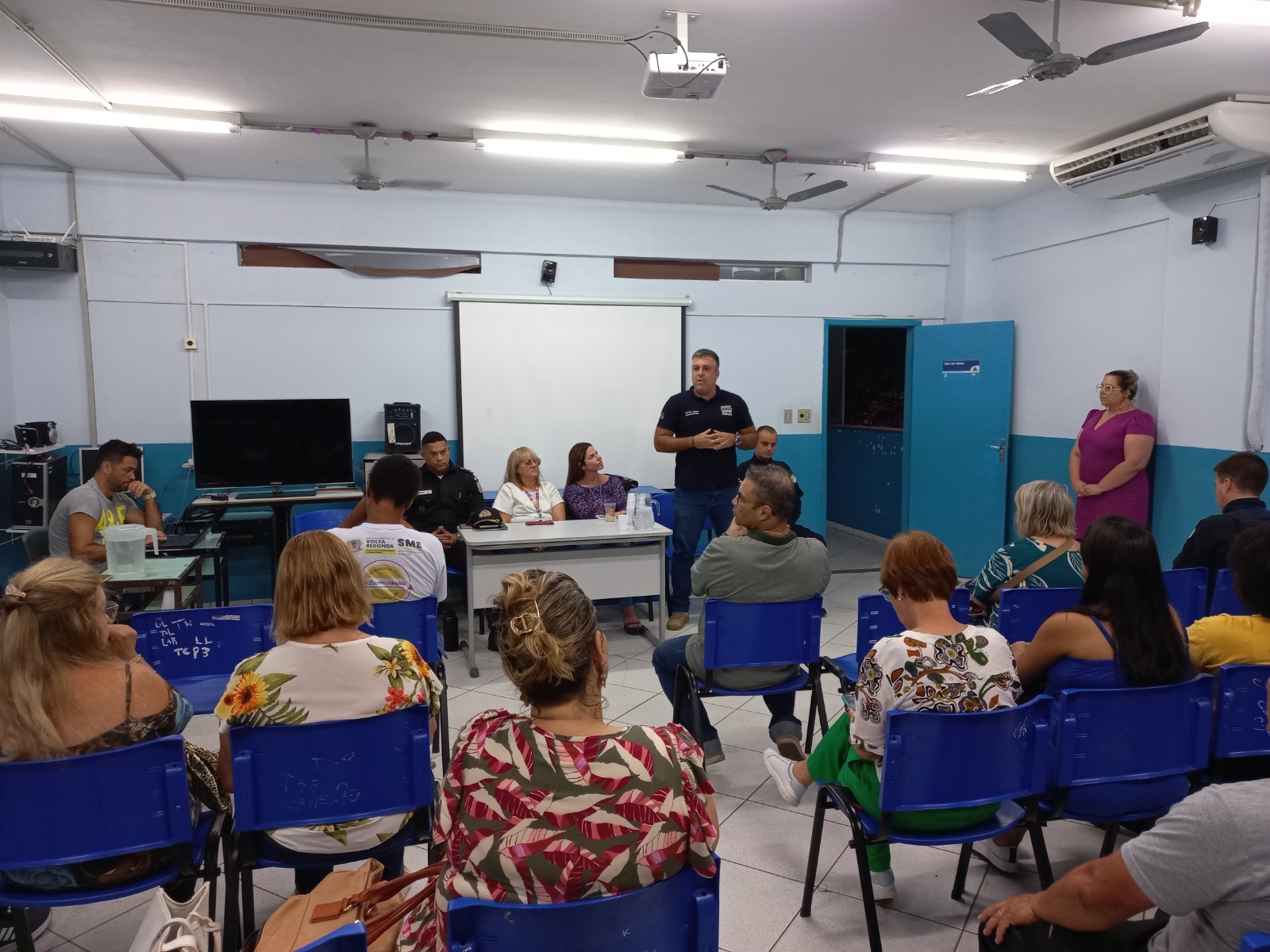 Forças de segurança se reúnem com moradores do Aterrado, em Volta Redonda