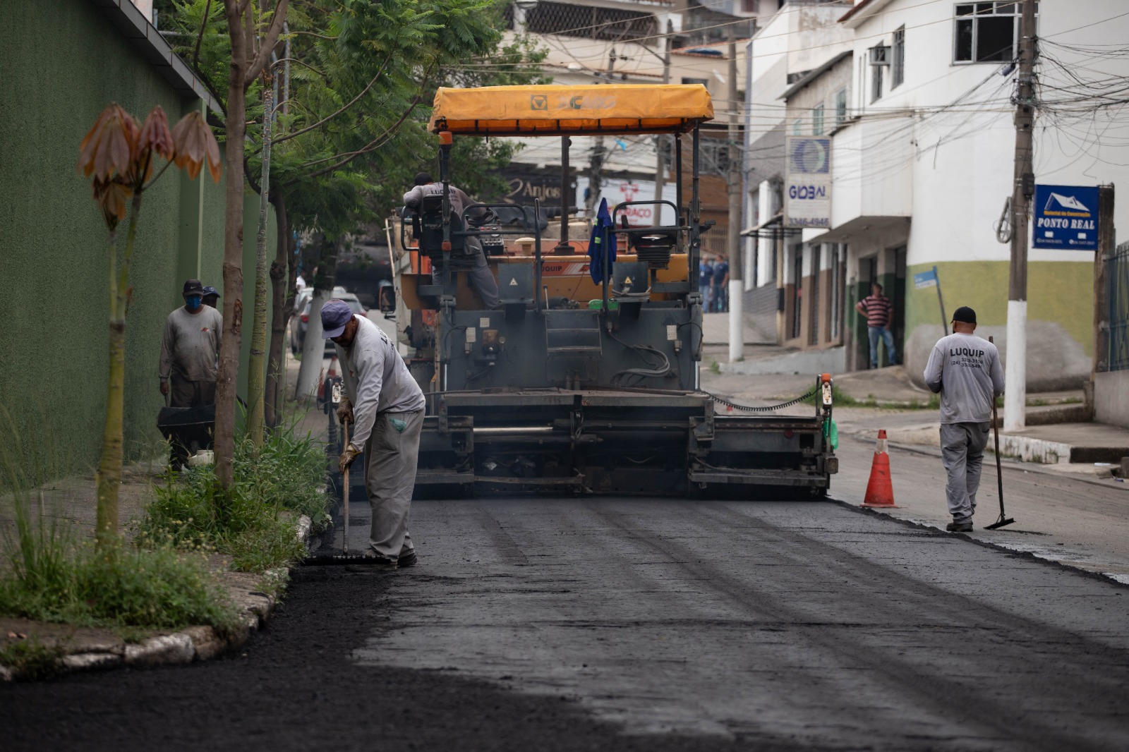 Novo asfalto avança em duas frentes, em Volta Redonda