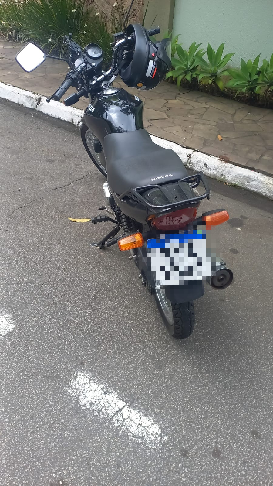 Patrulha Escolar flagra adolescente e jovem sem CNH conduzindo motos em Volta Redonda