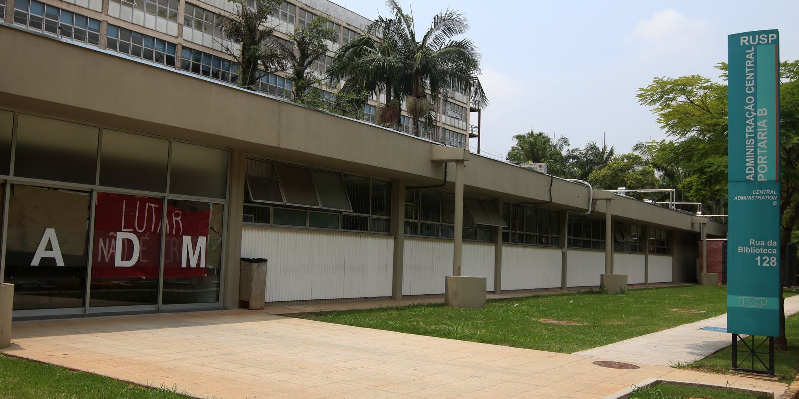 Estudantes em greve na USP ocupam prédio da administração
