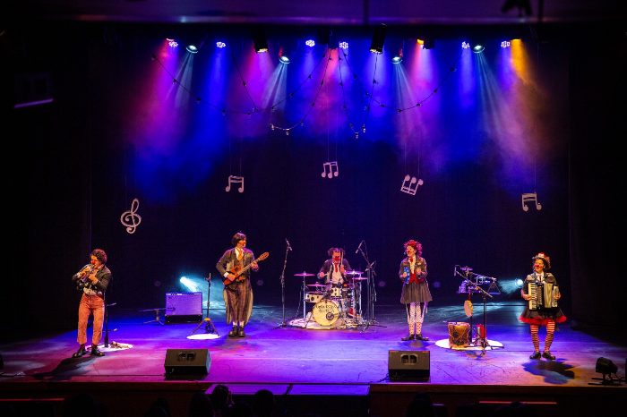 PROJETO DIVERSÃO EM CENA DESTE SÁBADO APRESENTA O ESPETÁCULO 'CANÇÕES PARA PEQUENOS OUVIDOS'