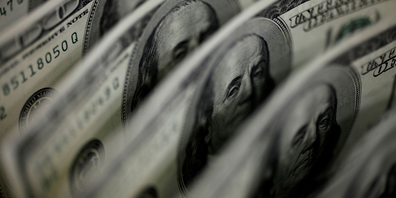 Dólar cai para R$ 4,86 e fecha no menor valor em dois meses