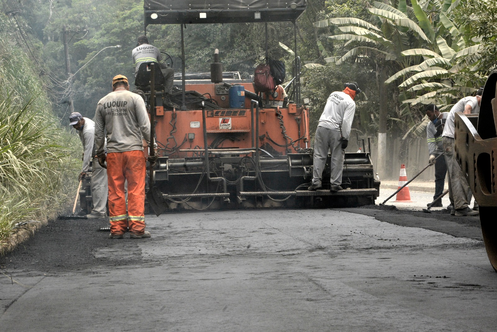 Asfaltamento em avenida de Volta Redonda entra na reta final