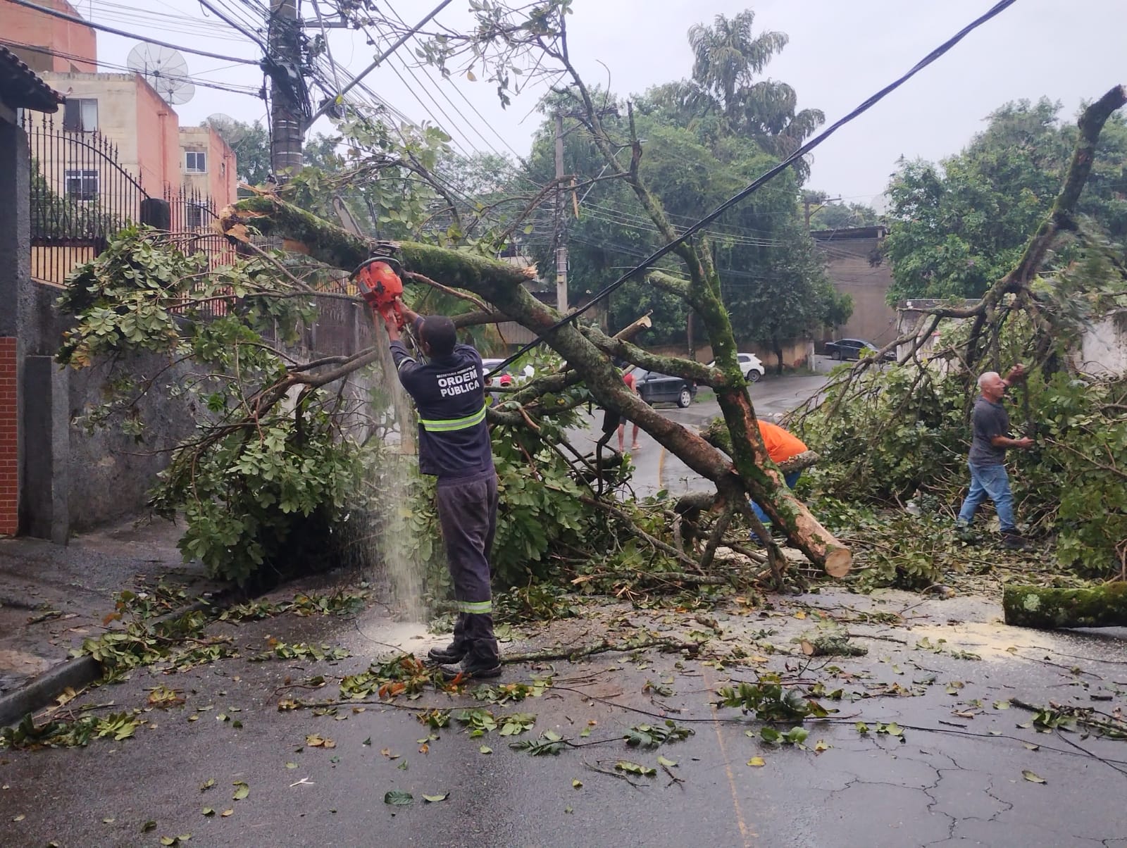 Equipes da Prefeitura de Volta Redonda estão nas ruas por causa da chuva
