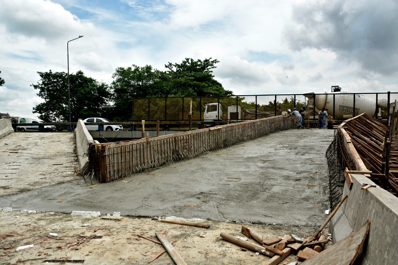 Volta Redonda: nova alça de acesso ao bairro Siderville recebe concretagem final da pista