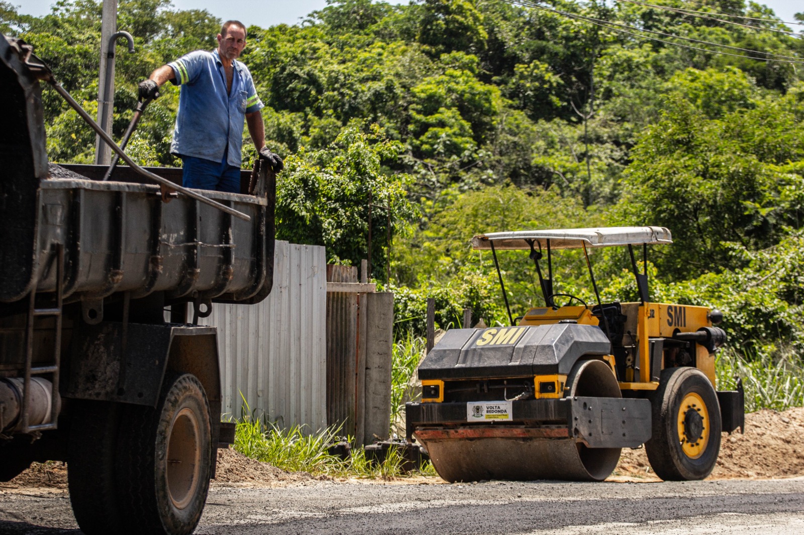 Volta Redonda: prefeitura asfalta 19 ruas no bairro Santo Agostinho e retoma asfaltamento no Roma