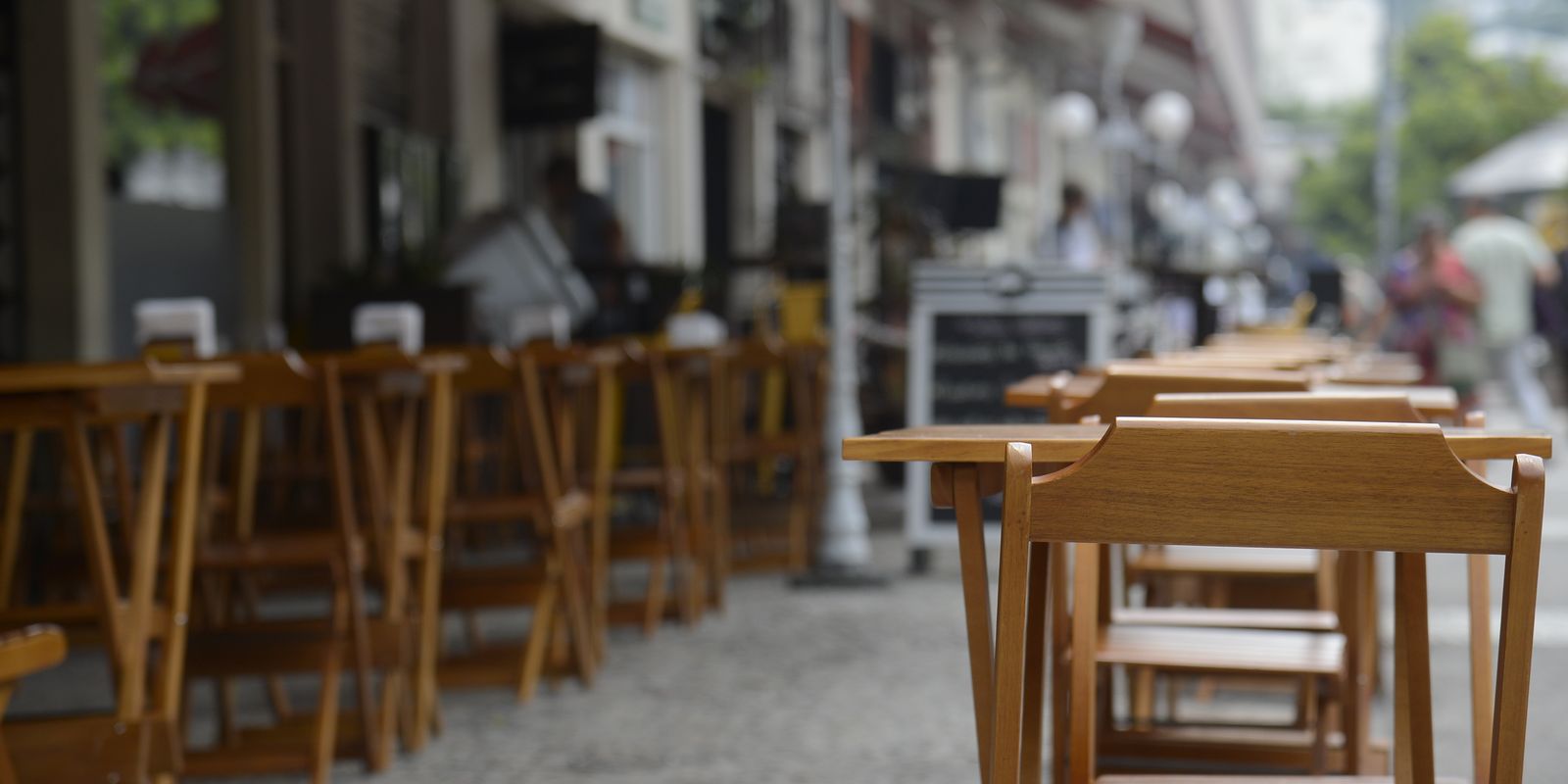 Pesquisa mostra que 35% de bares e restaurantes pretendem contratar