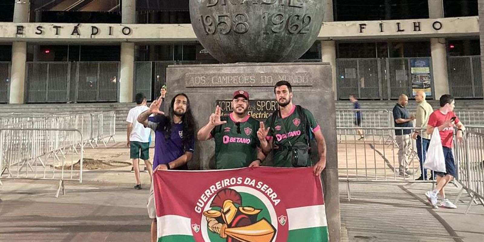 A pé de Petrópolis ao Rio: torcedores do Fluminense pagam promessa