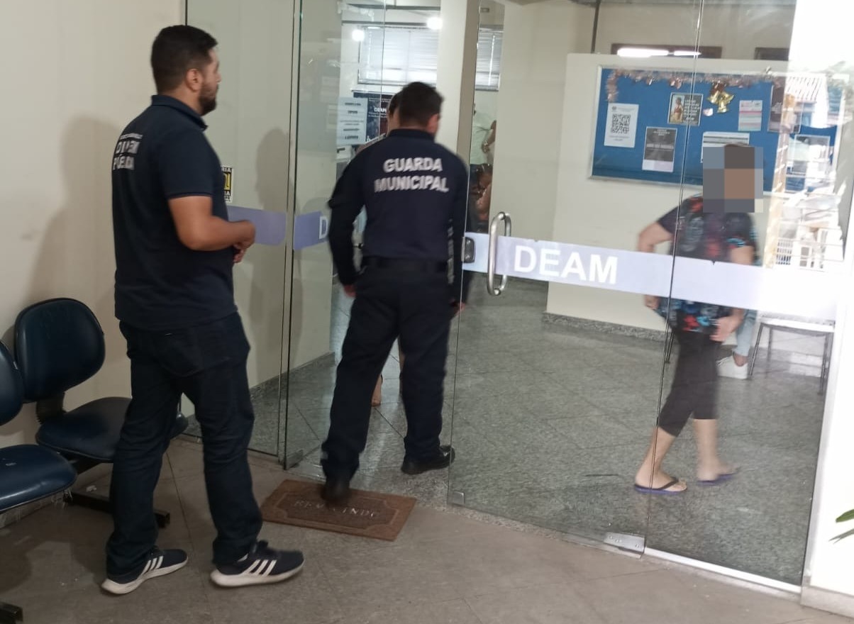 Patrulha do Idoso conduz à delegacia idosa que acusa filha de agredi-la, em Volta Redonda