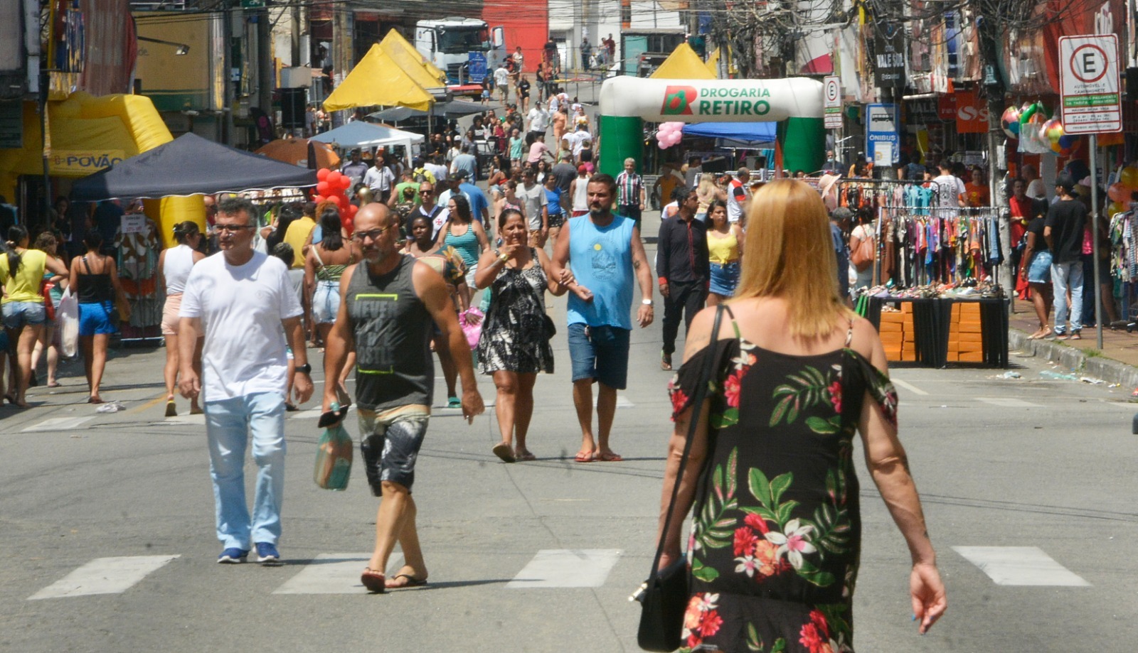 Rua de Compras de Natal no Retiro reúne milhares de pessoas nesse domingo, dia 3
