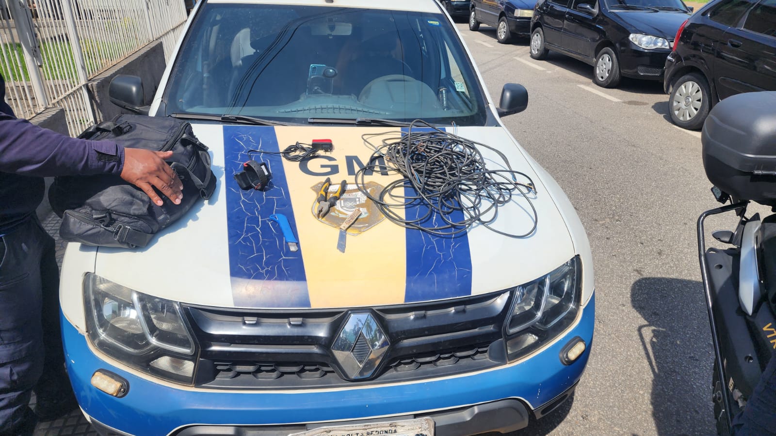 Trio é detido após ser flagrado furtando cabos em Volta Redonda