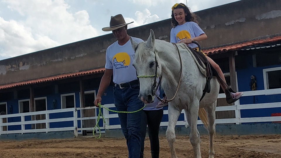 Volta Redonda amplia para 200 o número de vagas no serviço de equoterapia para alunos da Rede Municipal de Ensino