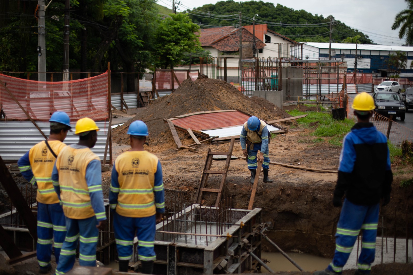 Começam a ser erguidos pilares de novo viaduto no bairro Niterói, em Volta Redonda