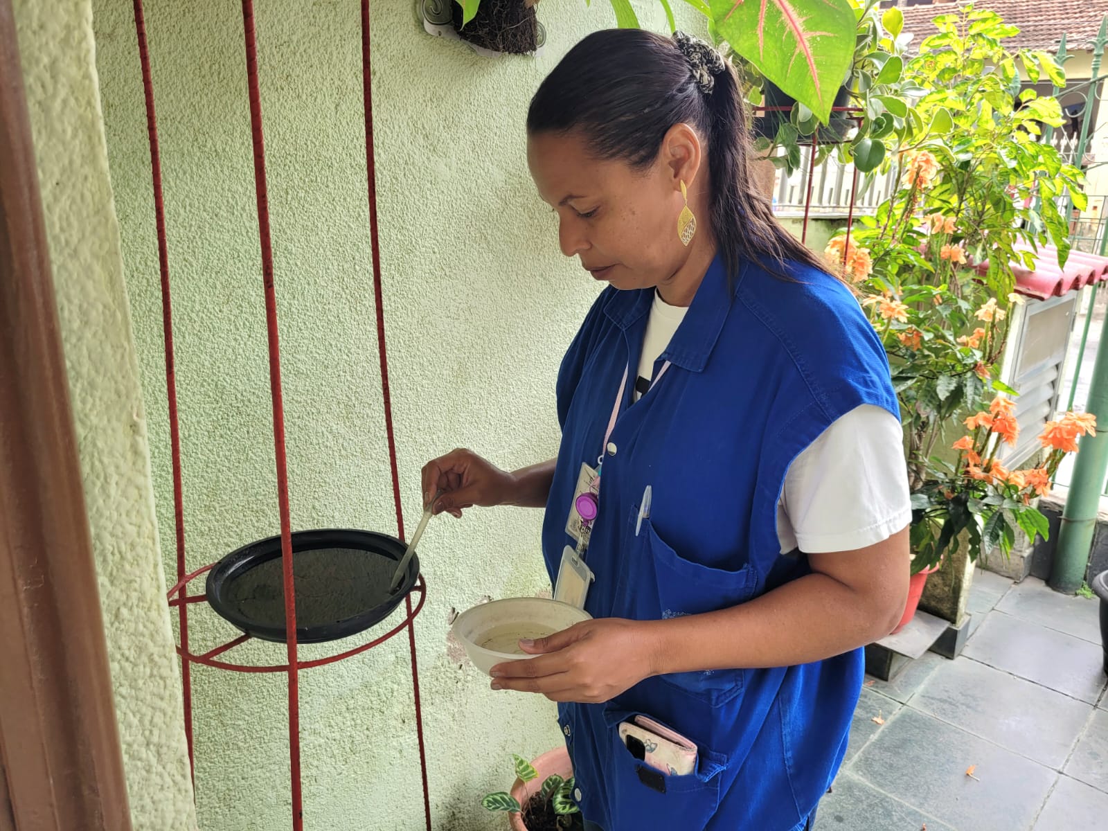 Força-tarefa contra a dengue encontra 36 focos do mosquito no bairro Sessenta, em Volta Redonda