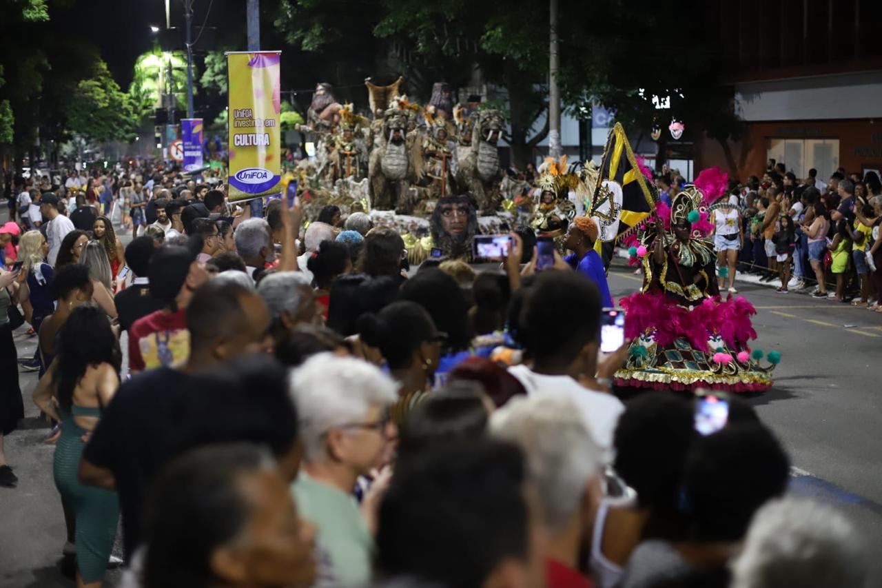 Bloco da Vida fecha o Carnaval em Volta Redonda com desfile na Vila Santa Cecília