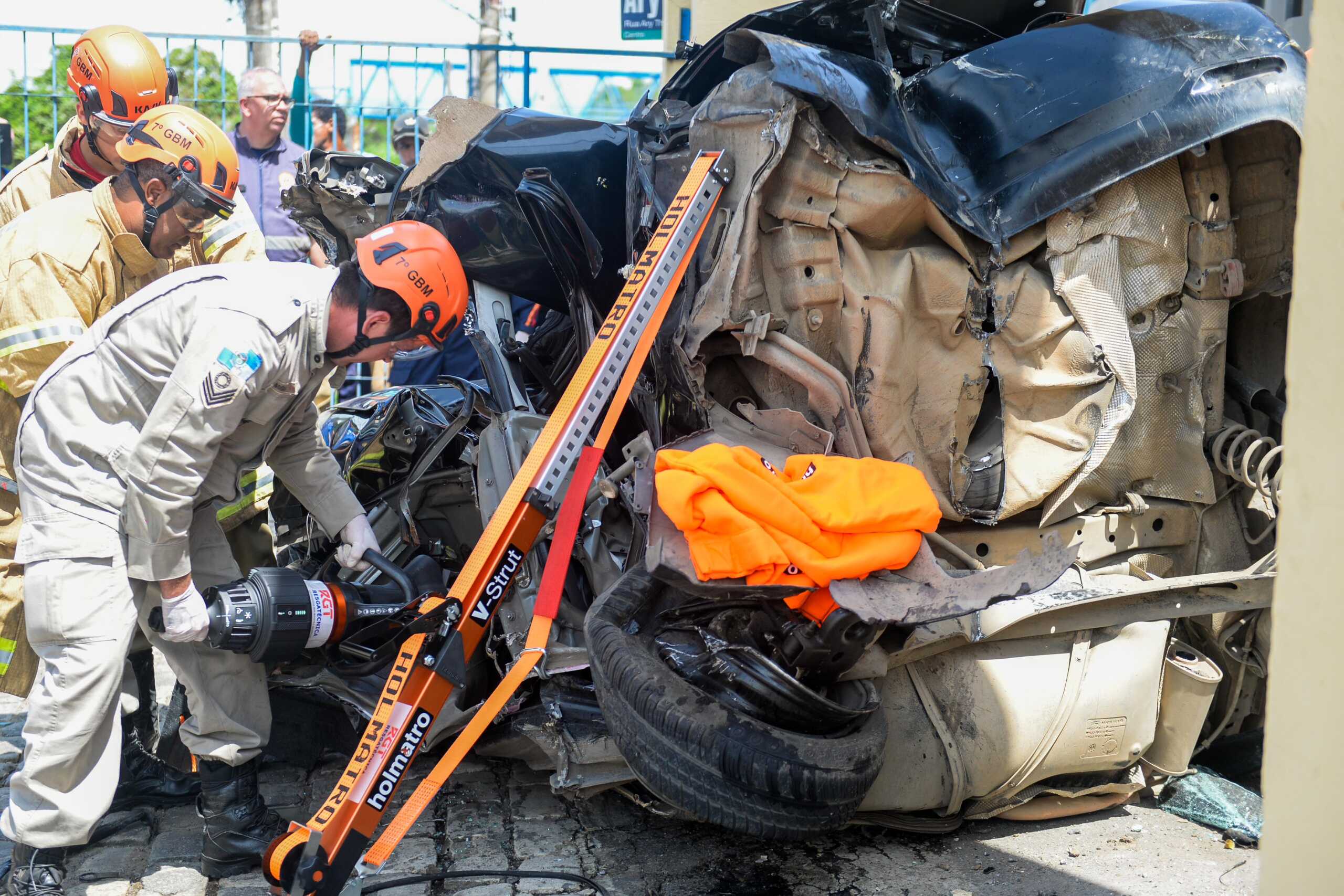 Guarda Municipal e Corpo de Bombeiros resgatam vítima de acidente com trem – Barra Mansa