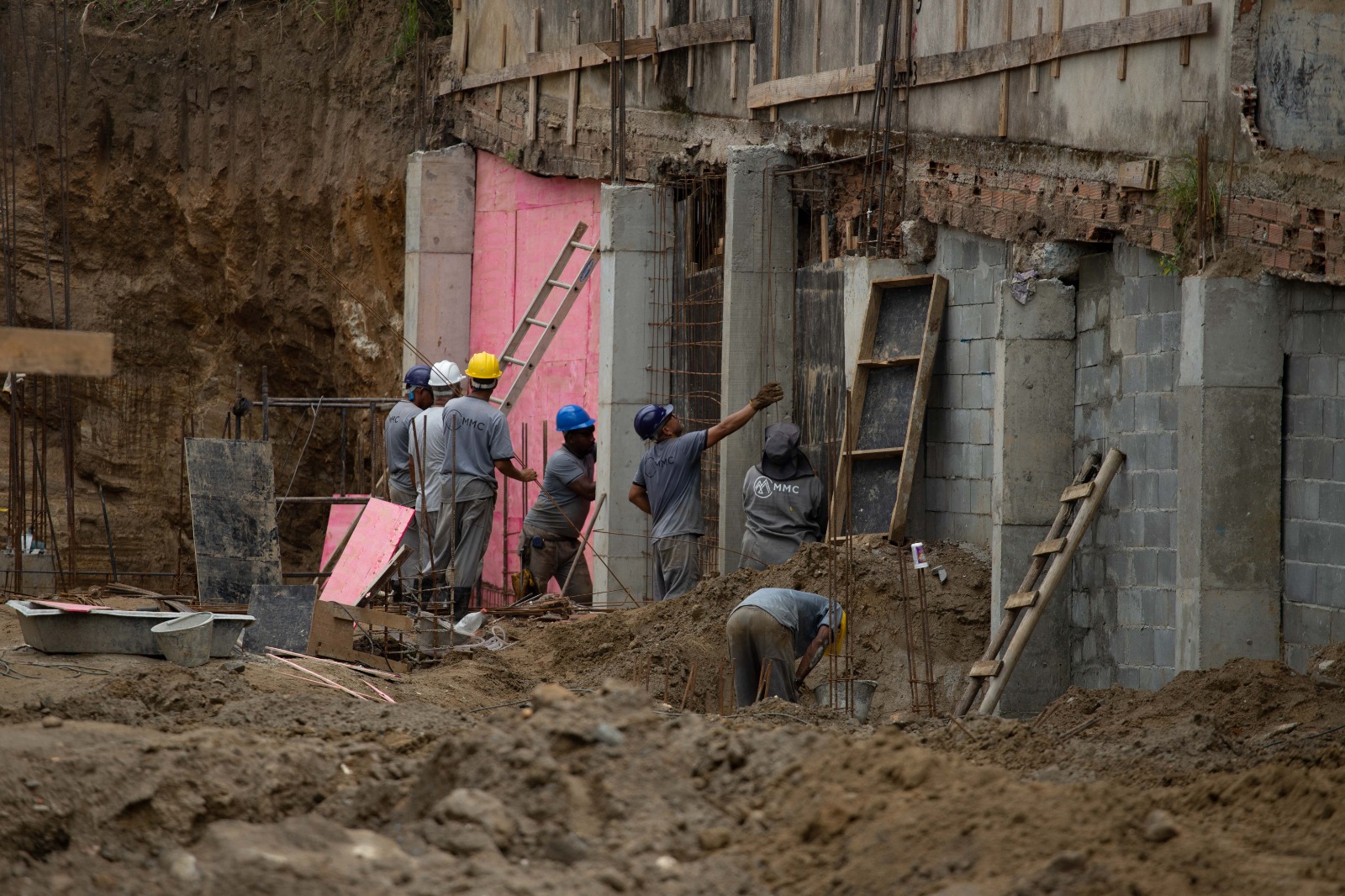 Obras do Centro Integrado de Atendimento à Pessoa Idosa, em Volta Redonda, têm mais de 80% das fundações concluídas