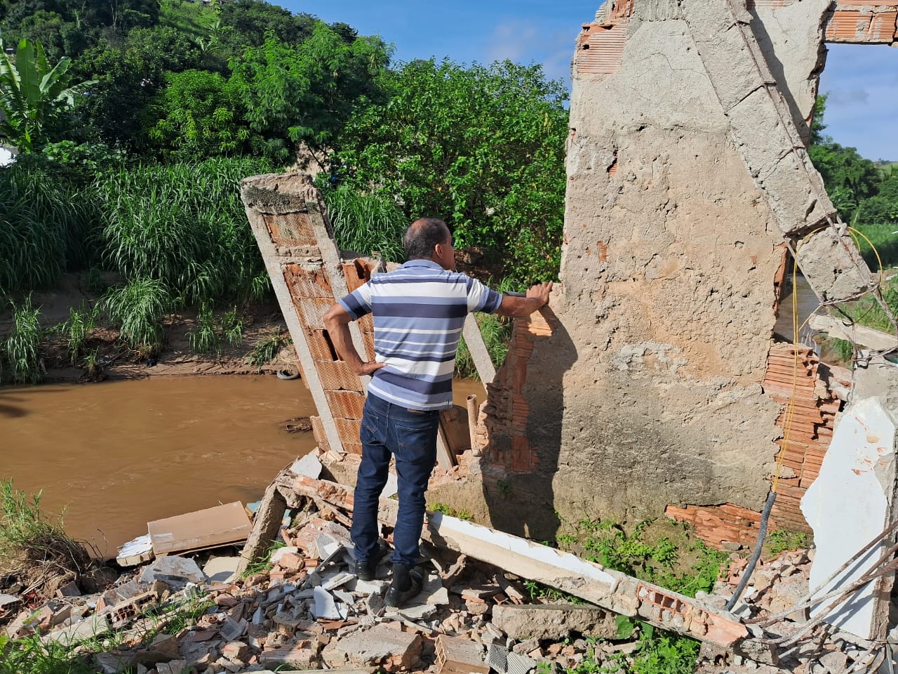 Prefeitura de Barra Mansa retira escombros de casa que desabou no bairro São Luiz – Barra Mansa