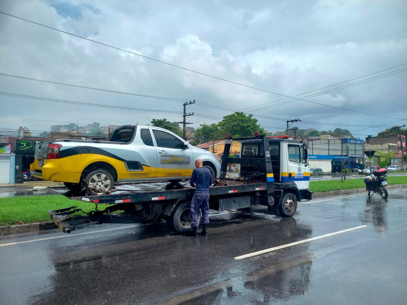 Volta Redonda: GMVR flagra motorista ao celular e dirigindo pela contramão no bairro Conforto