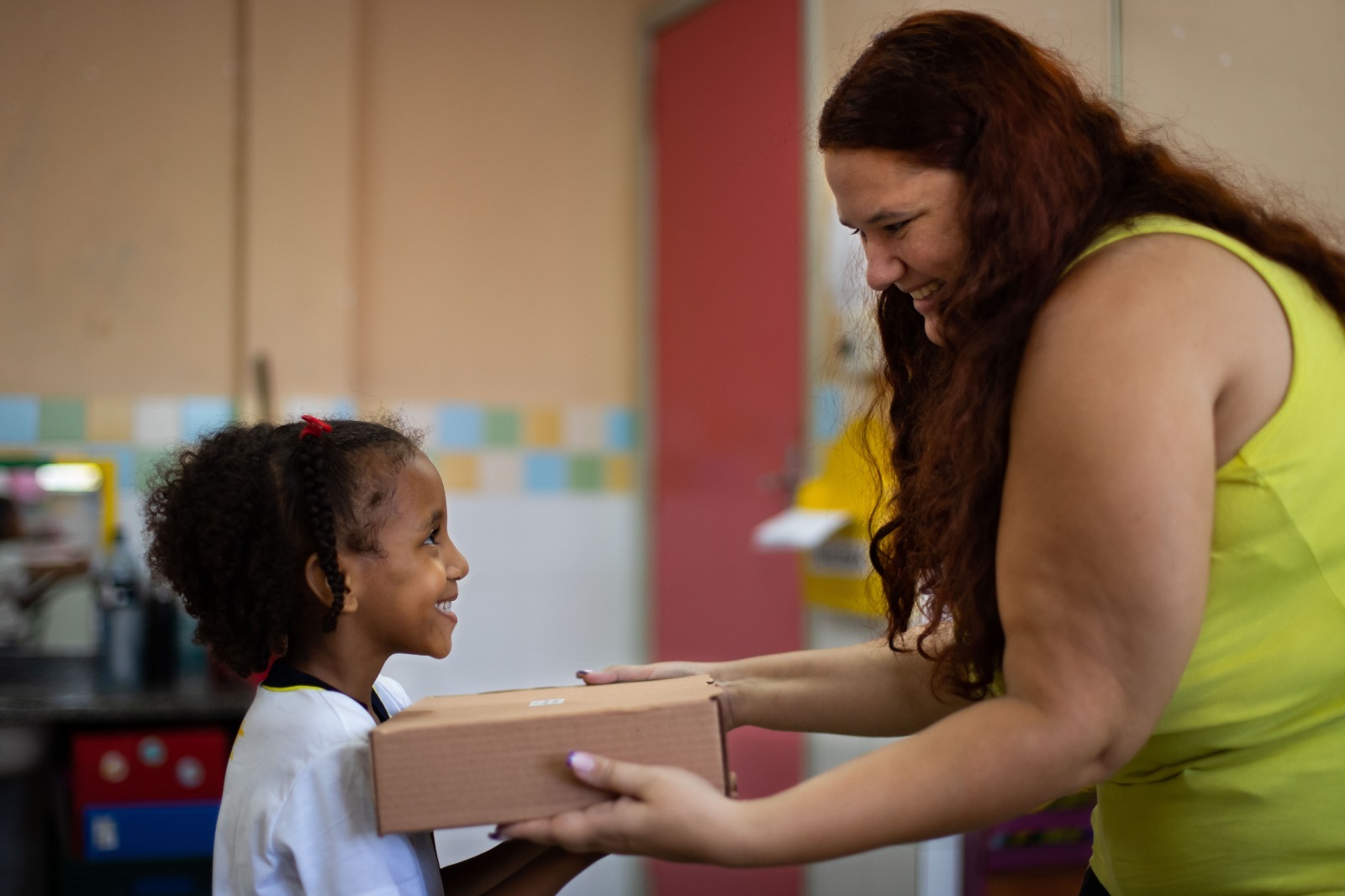 Alunos da rede municipal de Volta Redonda recebem uniformes, material e tênis