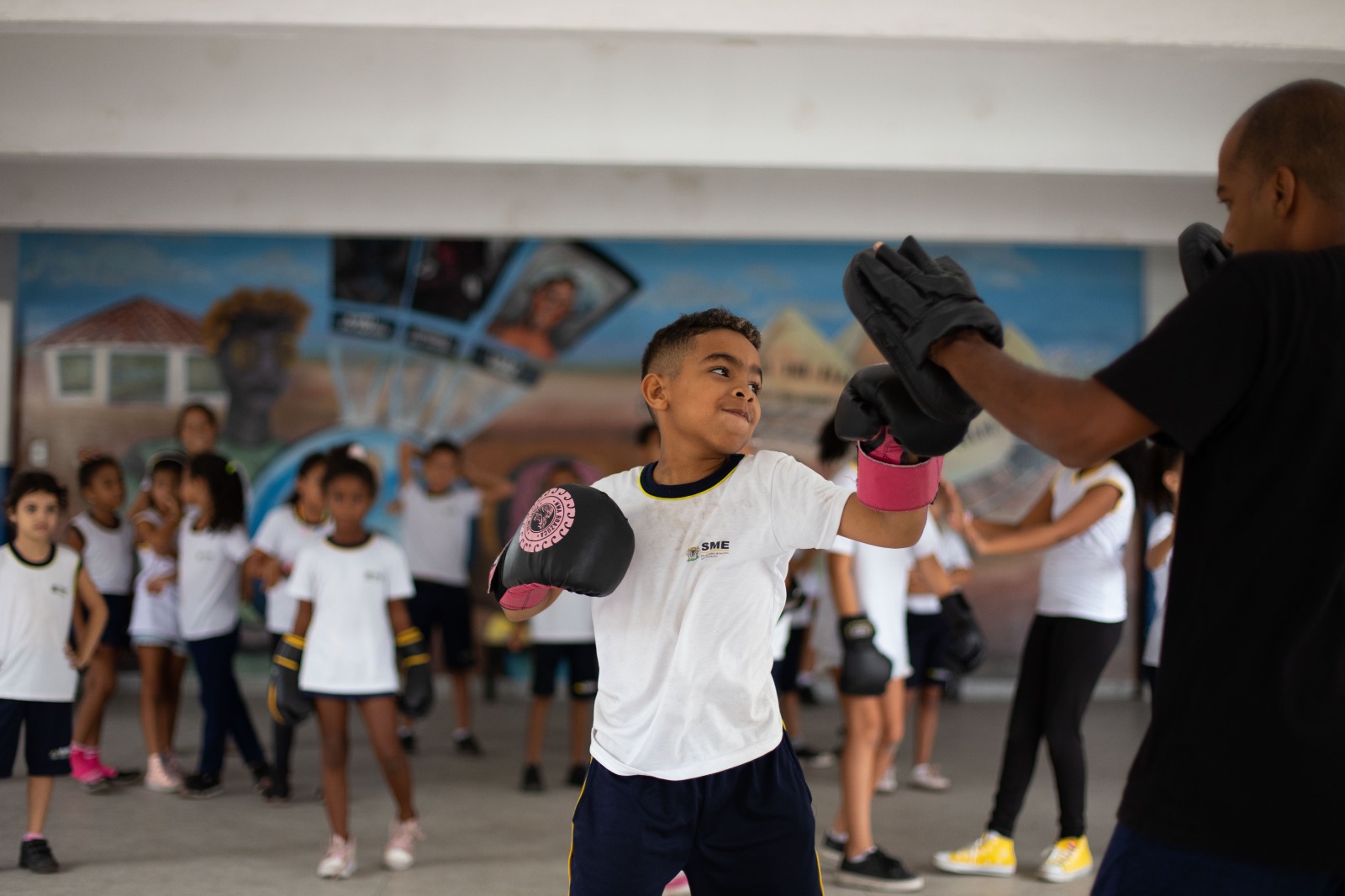 Alunos de escola da rede municipal de Volta Redonda aprendem kickboxing