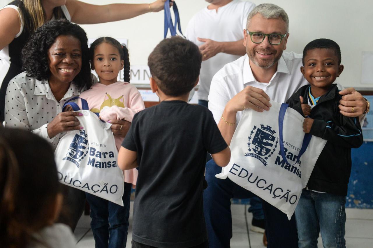 Drable participa de entrega de uniformes a estudantes da rede pública – Barra Mansa