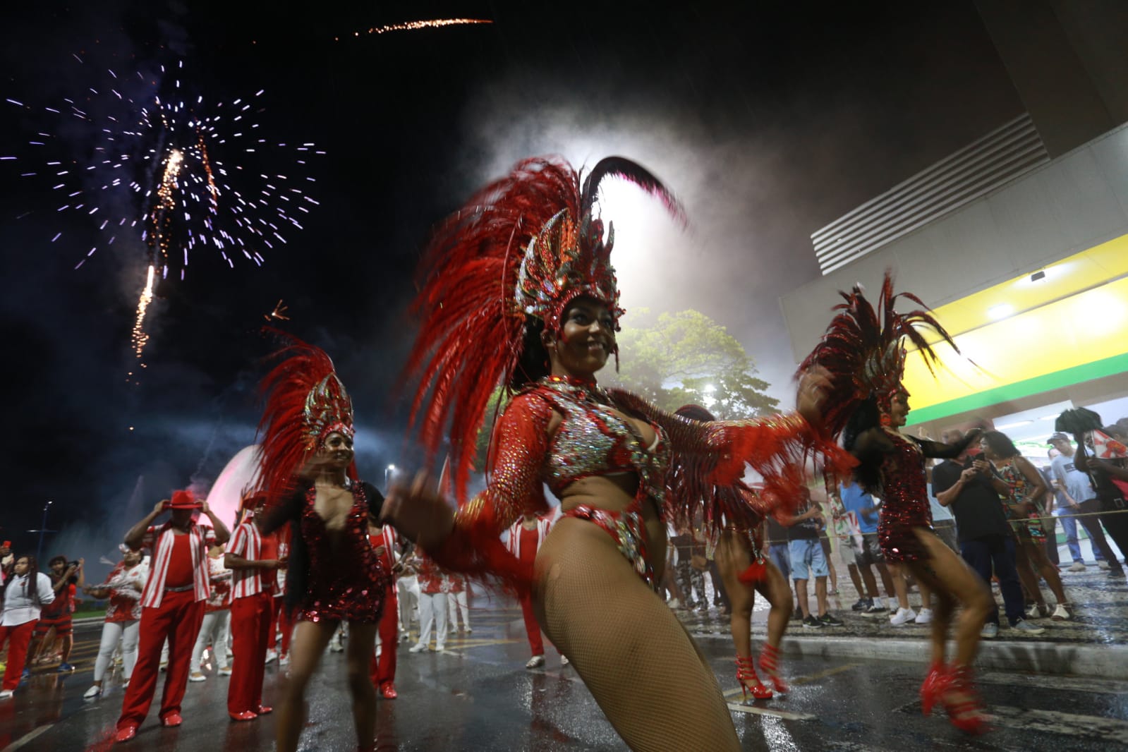 PÃºblico cai no samba com os desfiles da Unidos do Viradouro e Bloco da Vida em Volta Redonda