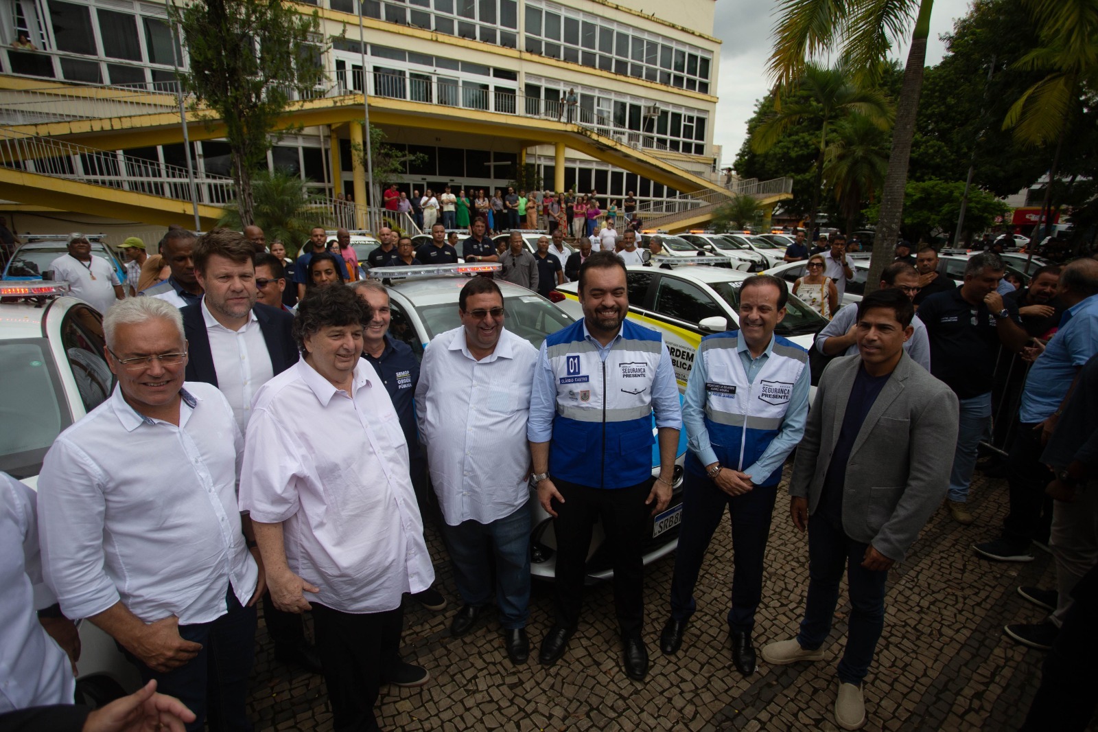 Prefeito Neto e governador ClÃ¡udio Castro entregam 15 novas viaturas Ã  populaÃ§Ã£o de Volta Redonda